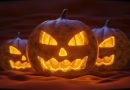 Drei Kürbisse mit ausgeschnittenen Halloween-Fratzen von innen beleuchtet
